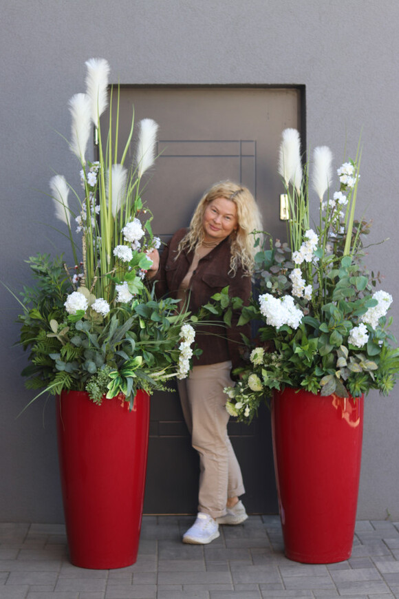 Jessana Rondo, kompozycja z trawami w czerwonej donicy