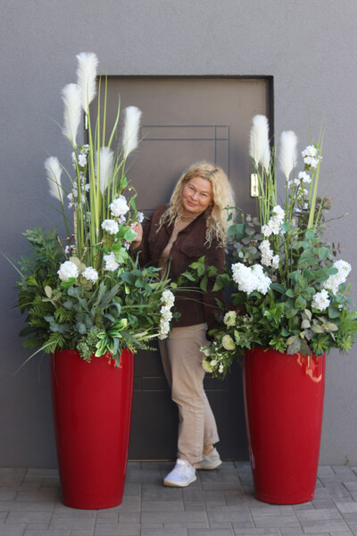 Jessana Rondo, kompozycja z trawami w czerwonej donicy