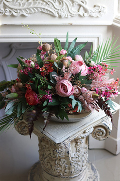 Bretania, kompozycja kwiatowa w owalnej lustrzanej misie, wym.29x56x35cm