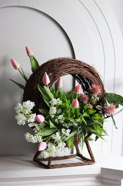 OD RĘKI Seleste, wiosenna dekoracja nagrobna z tulipanami, wym.48x53cm