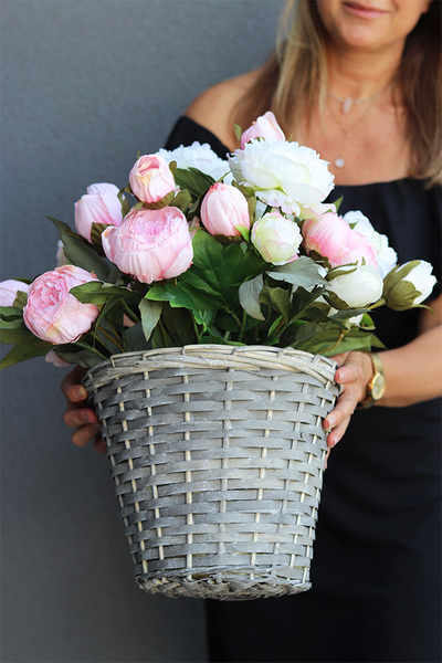 Summer Peonies, kosz z jasnymi kwiatami