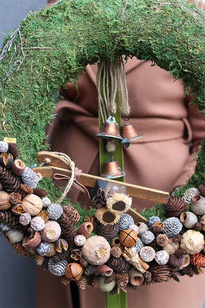 Leśny Mech, zimowy wianek z drewnianymi elementami