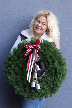 Zima u Kasi, realistyczny wianek iglasty z dzwonkami, śr.50cm