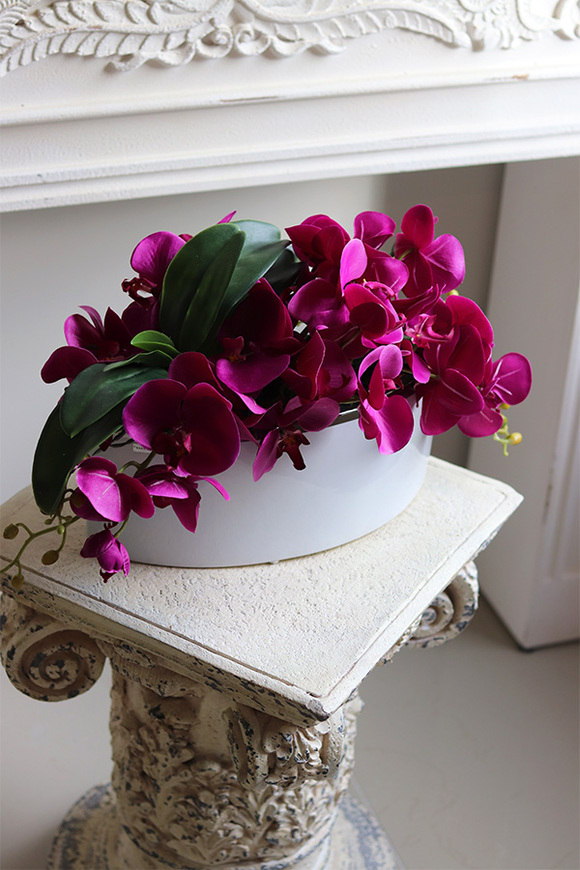 Dekoria Orchidelia, kompozycja z orchideą w podłużnym naczyniu