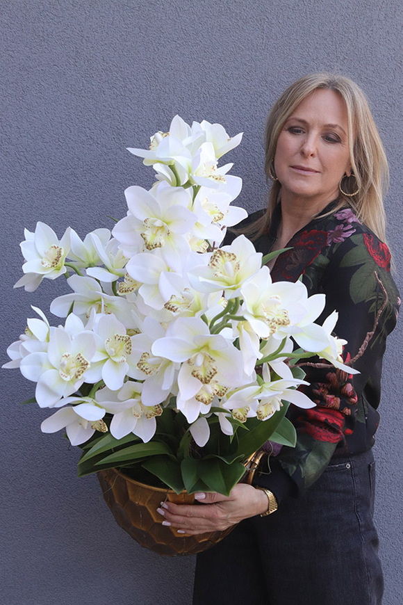 Fellis Harlow, biały gumowy storczyk w złotej donicy