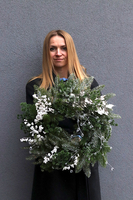 Winter Home, zimowy wianek z ostrokrzewem