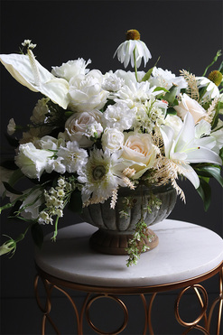 Anturium Romanea, biała kompozycja kwiatowa w pucharze, wym.40x78cm