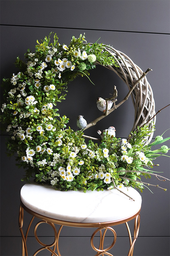 Ptaszki na gałęzi, wiosenny wianek dekoracyjny