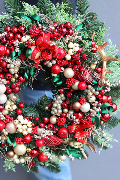 Czerwona Chwila, świąteczny wianek z bombkami, śr.50cm