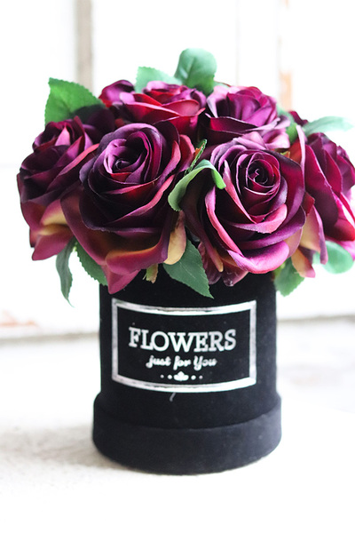 czarny welurowy flowerbox z różami, Veletia, wys.22cm 