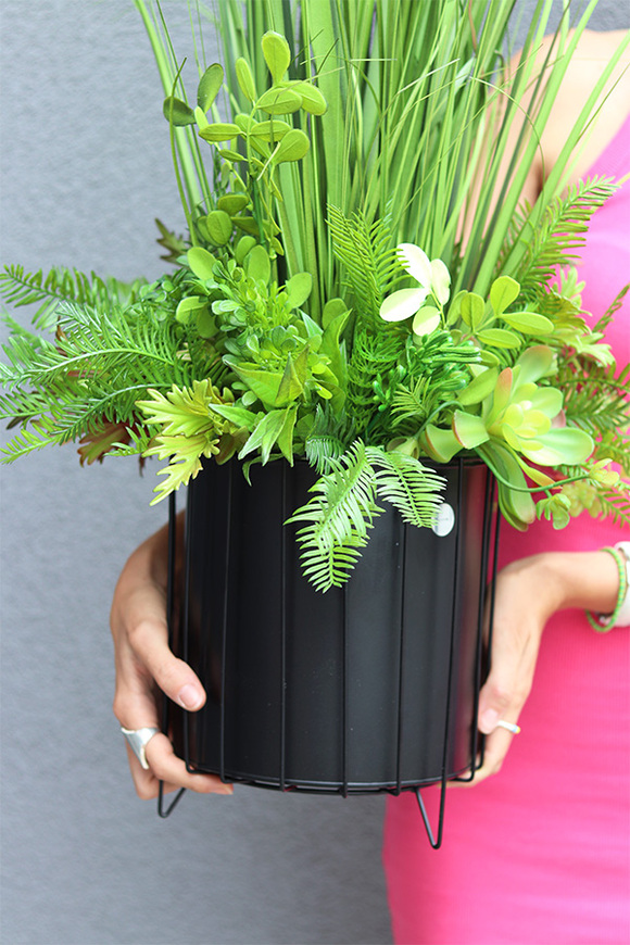 Zielony Ogród, sztuczna trawa z sukulentami w czarnej donicy