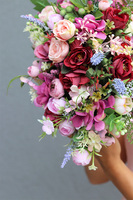 Bella Lux, kompozycja kwiatowa w złotym naczyniu