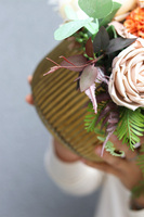 Vivaldi Round, kompozycja kwiatowa w złotej misie