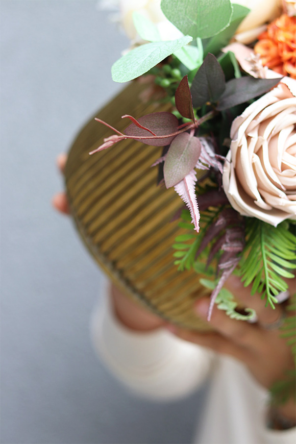 Vivaldi Round, kompozycja kwiatowa w złotej misie