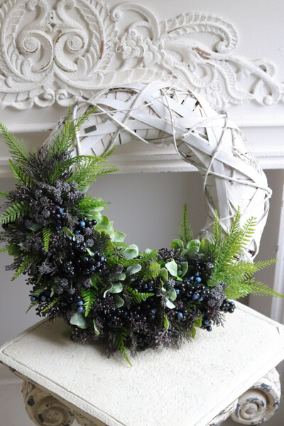 Na Jagody 2, asymetryczny wianek z owocami