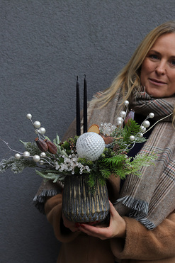 OD RĘKI Hellina Bosco, świąteczny stroik w szklanym naczyniu, wym.40x34cm