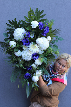 Milanda, wiązanka nagrobna z chryzantemami, dł.80cm