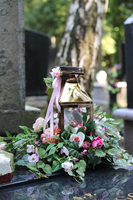 Angelo Garden Roses, kompozycja nagrobna z miedzianym lampionem