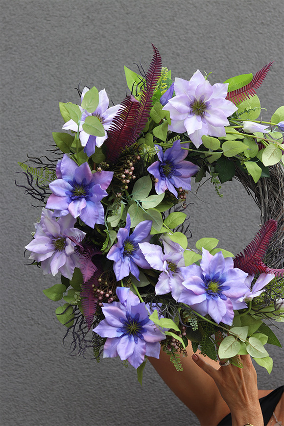 Fiolette Clematis, asymetryczny wianek dekoracyjny