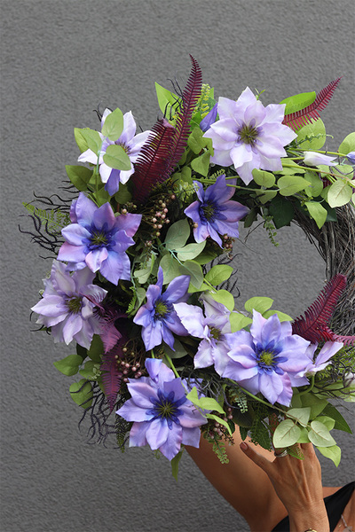 Fiolette Clematis, asymetryczny wianek dekoracyjny