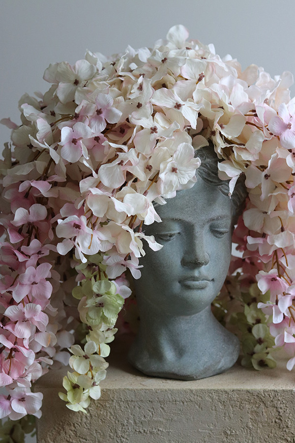 Afro Wisteria, kompozycja kwiatowa w głowie