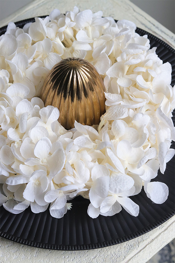 Hydrangea Modern, wielkanocny stroik na czarnej tacy