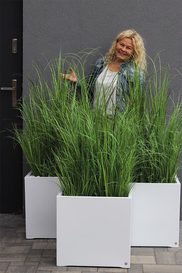 Fiberglass Quartet, sztuczne trawy w białej donicy