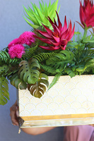 Fuxja Echmea, kompozycja kwiatowa w metalowej doniczce