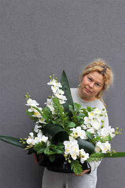 White Orchidera 3, kompozycja nagrobna w plastikowym naczyniu, wym.63x95cm