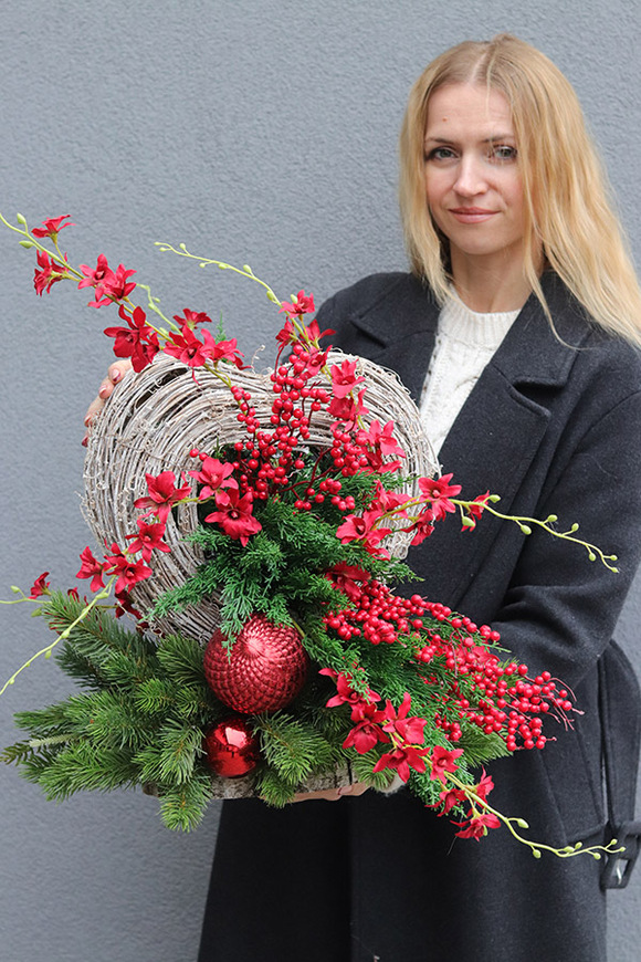 Pasja, zimowa kompozycja nagrobna, wym.58x65x38cm