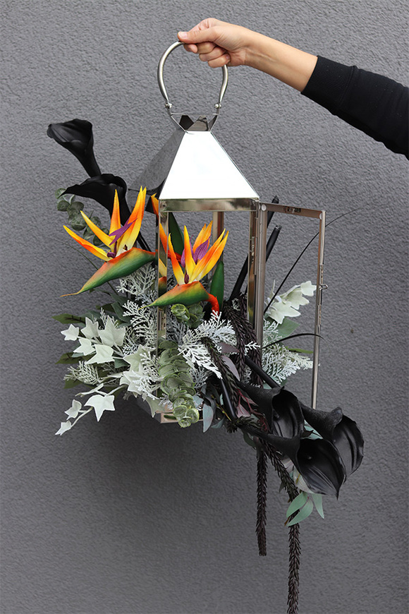 Angelo Garden Black Strelizia, lampion nagrobny z kwiatami
