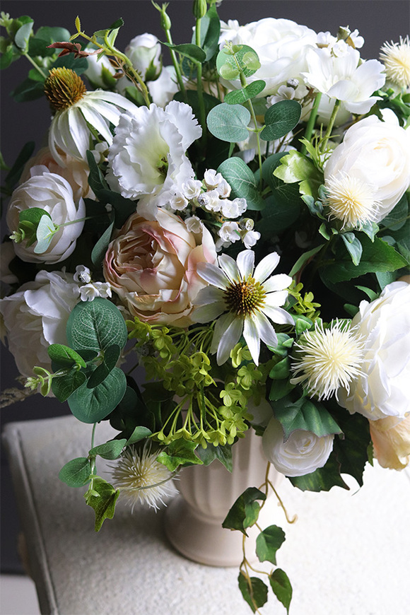 Creamosa Cremona, kompozycja kwiatowa w pucharze