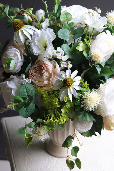 Creamosa Cremona, kompozycja kwiatowa w pucharze