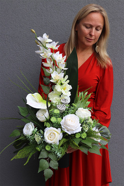 Biała Kamelia Fluena, bukiet nagrobny we wkładzie, dł.75cm