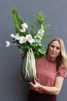 Monaco Leaf, kompozycja kwiatowa w naczyniu