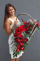 Wspomnienie Czerwień, dekoracja nagrobna w metalowym koszu