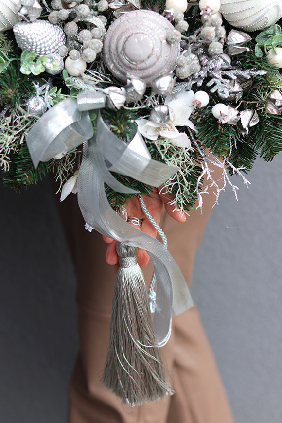 Silver Christmas Trend, bożonarodzeniowy wianek na drzwi