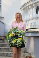 Ticino, żółty wianek na drzwi z żonkilami