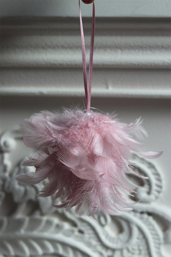 OD RĘKI Pudrova Panna, różowa zawieszka świąteczna, kula, śr.11cm