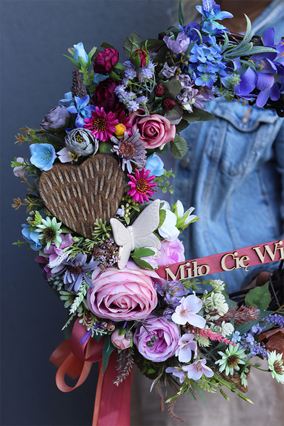 Miło Cię Widzieć 2, asymetryczny wianek z sercem i napisem