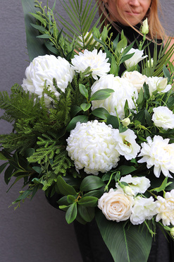 Biała Kamea, kompozycja nagrobna w naczyniu, wym.65x55cm