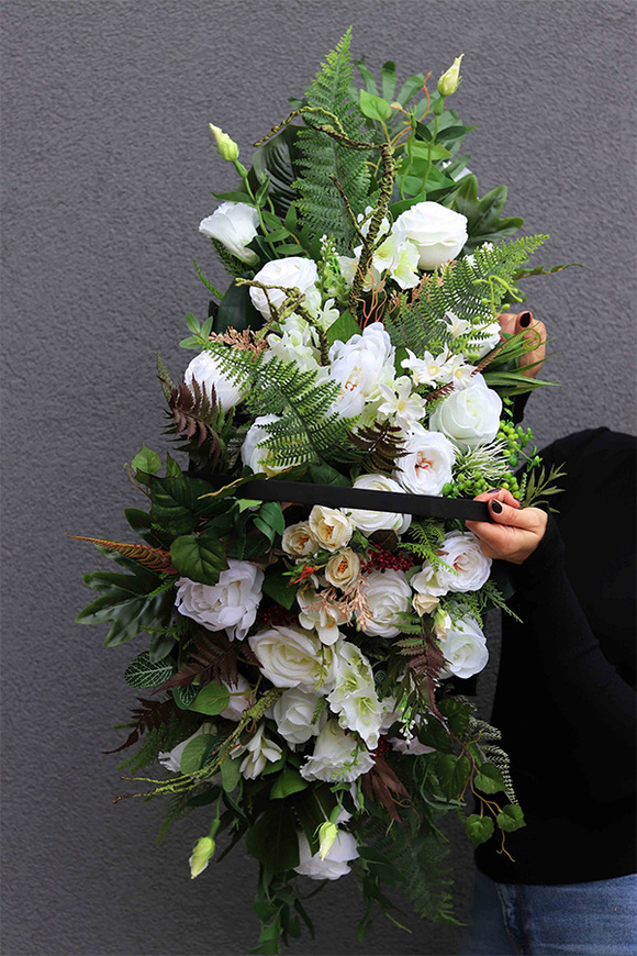 Wspomnienie Biel 2, dekoracja nagrobna w czarnym koszu