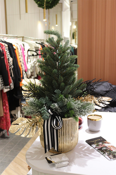 Della Antique, nowoczesna choinka świąteczna w donicy