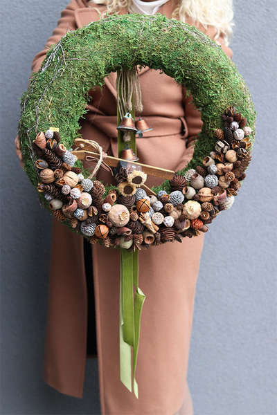 Leśny Mech, zimowy wianek z drewnianymi elementami