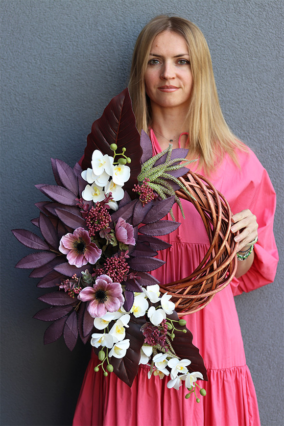 Bordo&Orchidea, asymetryczny wianek na drzwi, rozp.63cm