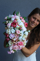 Eleni, kompozycja kwiatowa w kremowym naczyniu, wym.25x36cm