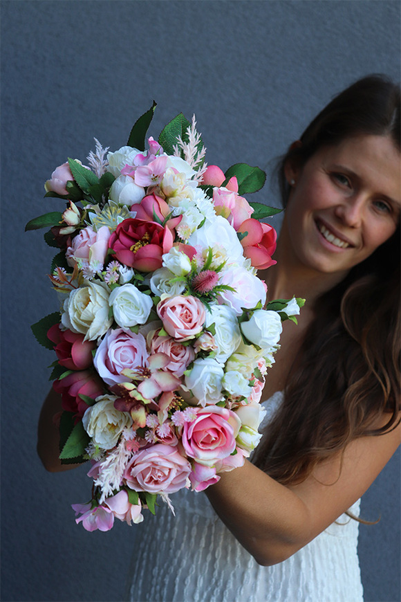 Eleni, kompozycja kwiatowa w kremowym naczyniu, wym.25x36cm