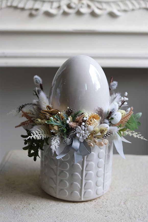 stroik z jajem Wielkanocna Pora, ozdoba z perłowym jajem