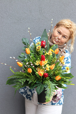 Kolorowa Wiosna, bukiet nagrobny z tulipanami, dł.56cm 