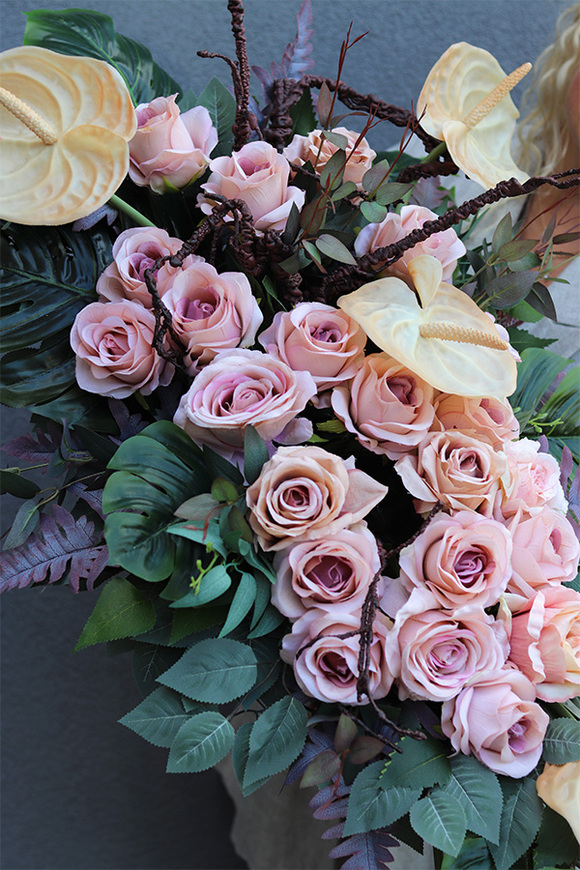 Bliskość Cappuccino Goldi, kompozycja nagrobna w naczyniu łódce